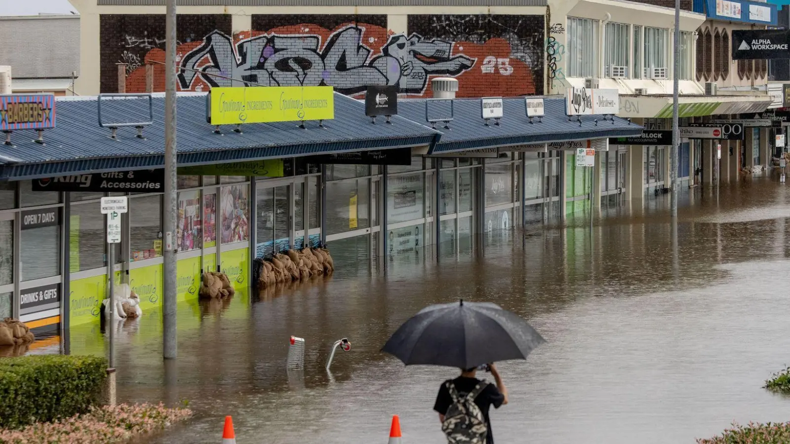 Meteorologen sagten weitere Regenfälle voraus. (Foto: Lindsay Moller/AAP/dpa)