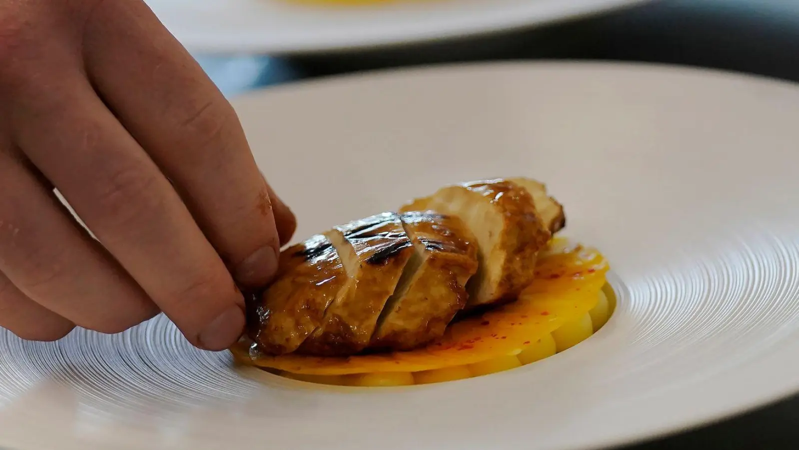 Nach Italien verbietet auch Ungarn Herstellung und Verkauf von Fleisch aus dem Labor. (Archivbild)  (Foto: Jeff Chiu/AP/dpa)