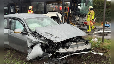 Der Bus und das Auto wurden bei dem Zusammenprall stark beschädigt. (Foto: Guido Bludau/dpa)