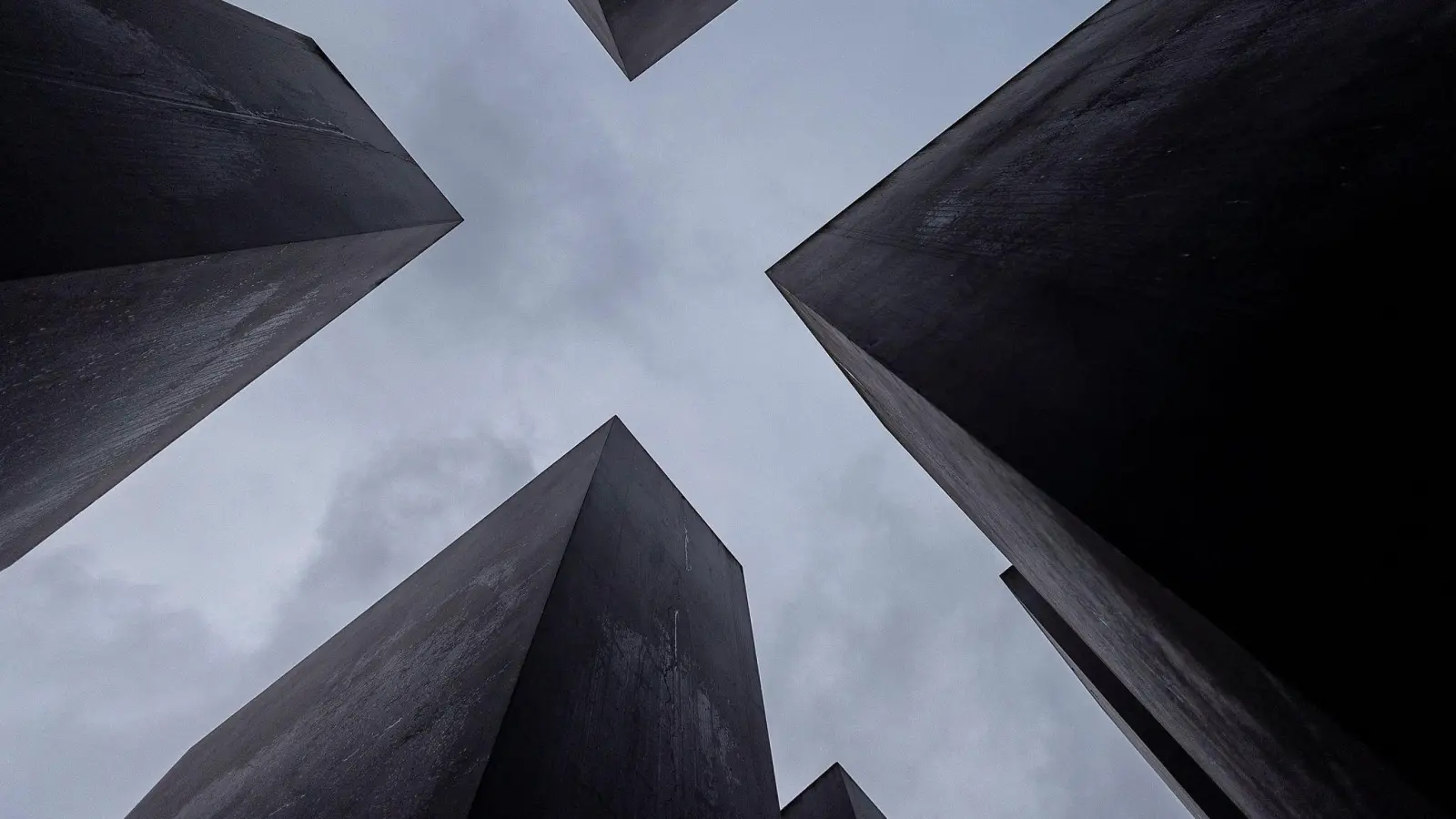 Das Holocaust-Mahnmal in Berlin erinnert an die Shoa. Der Zentralrat der Juden blickt mit Erschrecken auf den aktuellen Antisemitismus. (Foto: Carsten Koall/dpa)