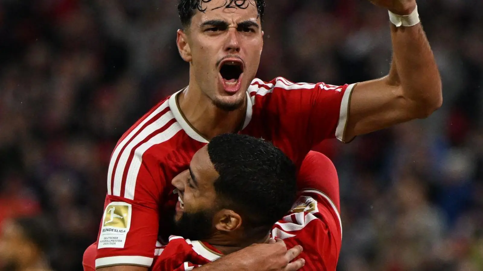 Gleich wieder obenauf - die Bayern, hier mit 4:1-Schütze Aleksandar Pavlovic und Vorbereiter Ismael Saibari (Nr. 34).  (Foto: Sven Hoppe/dpa)