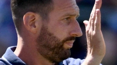 Sah den zweiten Saisonsieg seiner Mannschaft: Arminias Trainer Mitch Kniat. (Foto: Gregor Fischer/dpa)