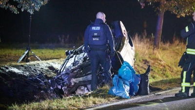 Das beteiligte Auto geriet bei dem schweren Unfall in Brand. (Foto: Annette Riedl/dpa)