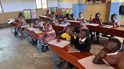 Konzentriertes Arbeiten im Klassenzimmer: Inzwischen werden rund 100 Kinder in der überwiegend mit Spenden aus dem Landkreis Ansbach finanzierten Kids Hope School unterrichtet. (Foto: Michael Lechner)