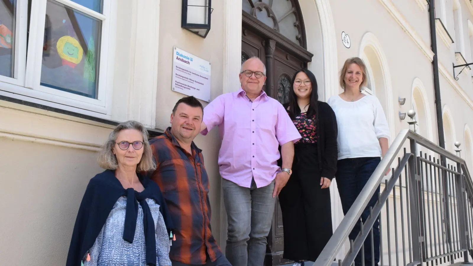 Das neue und personell erweiterte Diakonie-Team in der Außenstelle Dinkelsbühl-Wassertrüdingen (von links): Christiane Behlert (kirchliche allgemeine Sozialarbeit), Matthias Wedel (Beratungsstelle für seelische Gesundheit), Alexander Bayer, Selina-Anh Binder (beide Suchtberatung) und Sonja Schineis-Demmert (Sekretariat). (Foto: Philipp Zimmermann)