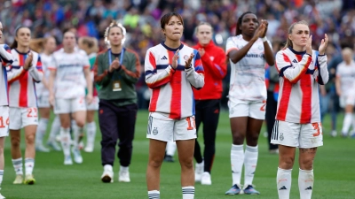 Raus mit Applaus: die Bayern-Frauen mit Momoko Tanikawa (Vordergrund) in Barcelona.  (Foto: Joan Monfort/AP/dpa)