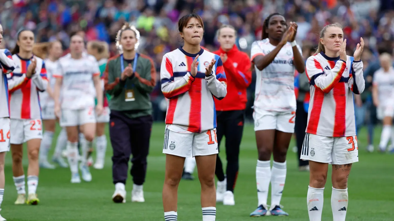 Raus mit Applaus: die Bayern-Frauen mit Momoko Tanikawa (Vordergrund) in Barcelona.  (Foto: Joan Monfort/AP/dpa)