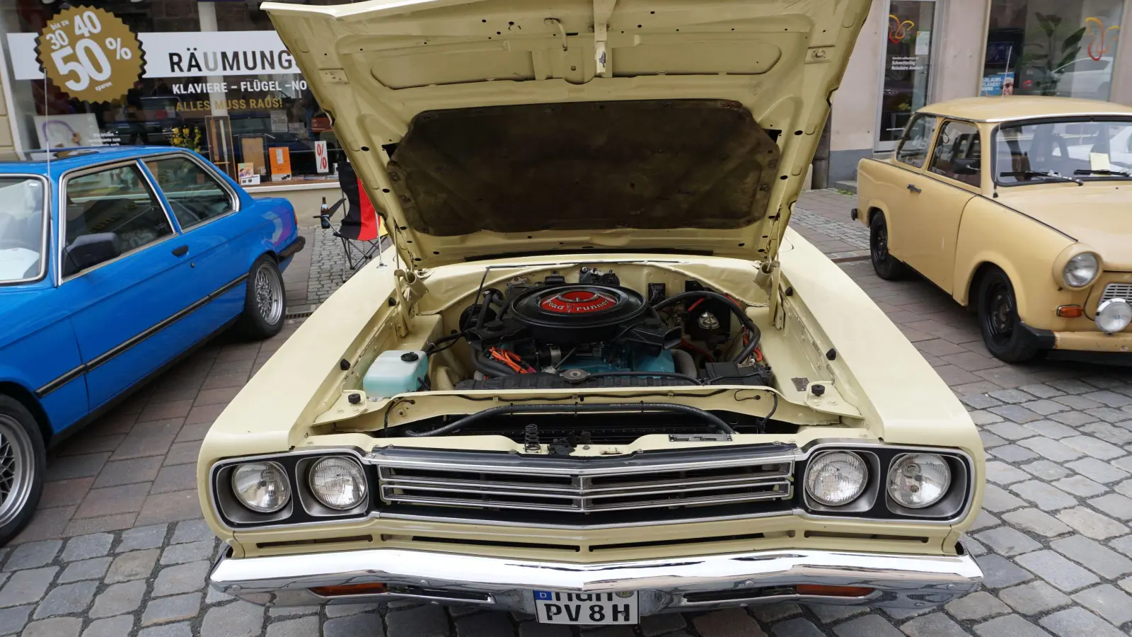 Ein Blick unter die Motorhaube war bei diesem Plymouth Road Runner, Baujahr 1969, möglich. (Foto: Andrea Walke)