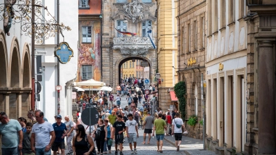 Viele Menschen zieht es zum Einkaufen nicht mehr so oft in die Innenstädte. (Foto: Daniel Vogl/dpa)