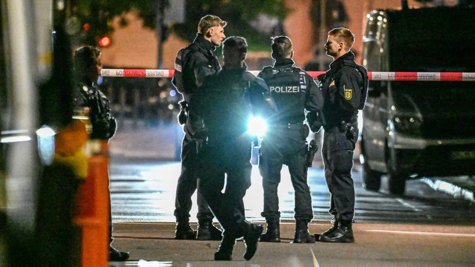 Nach Schüssen in einer Bar in Göppingen ist ein Mann gestorben. Nach dem Verdächtigen wird weiter gefahndet. (Foto: Marius Bulling/dpa)