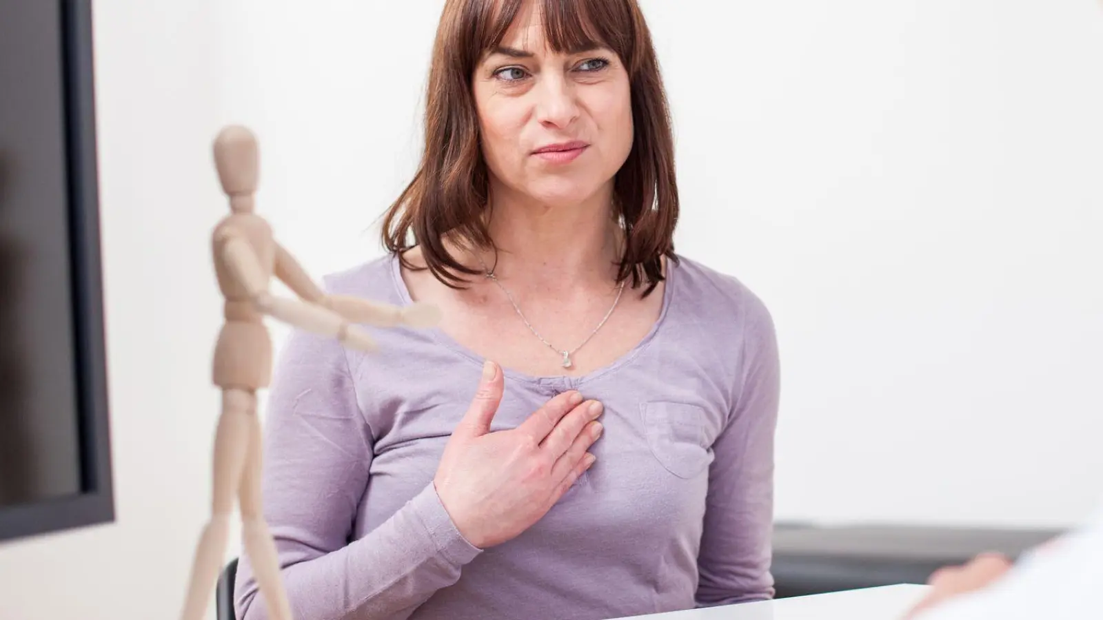 Immer wieder ein lästiges Brennen hinter dem Brustbein: Frauen sind von Reflux häufiger betroffen als Männer.  (Foto: Christin Klose/dpa-tmn)