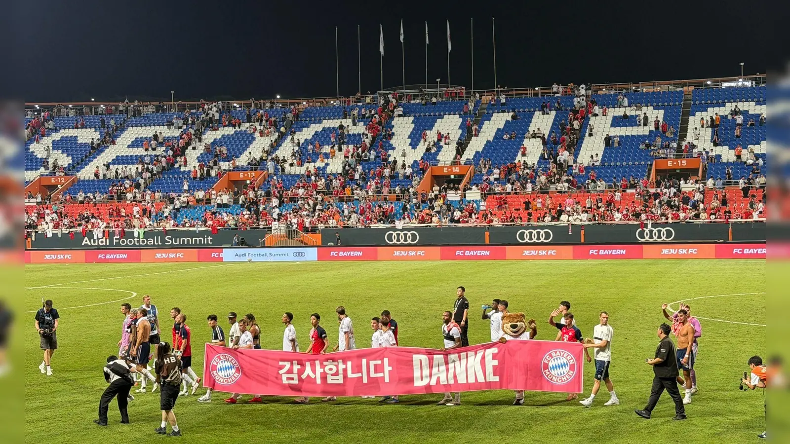 Der FC Bayern verabschiedet sich mit einem Testspielsieg aus Südkorea. (Foto: Christian Kunz/dpa)
