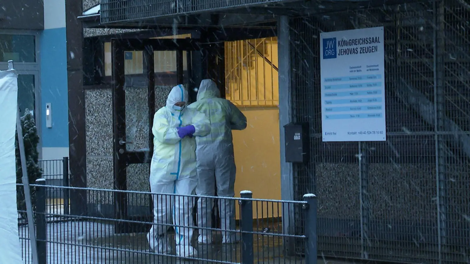 Ermittler stehen am Morgen vor dem Gebäude der Zeugen Jehovas in Hamburg, in dem mehrere Menschen getötet wurden. (Foto: Steven Hutchings/Tnn/dpa)