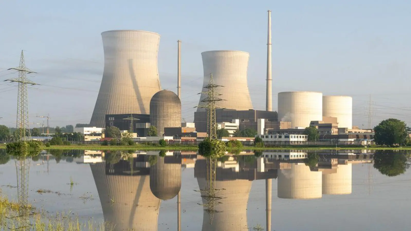 Auch wenn in Deutschland seit Jahren keine Energie mehr durch Kernkraftwerke gewonnen wird, ist das Thema nicht von der politischen Agenda verschwunden. Innerhalb der Bundesregierung gehen die Meinungen aber weit auseinander - ein Konflikt scheint vorprogrammiert. (Illustration) (Foto: Stefan Puchner/dpa)