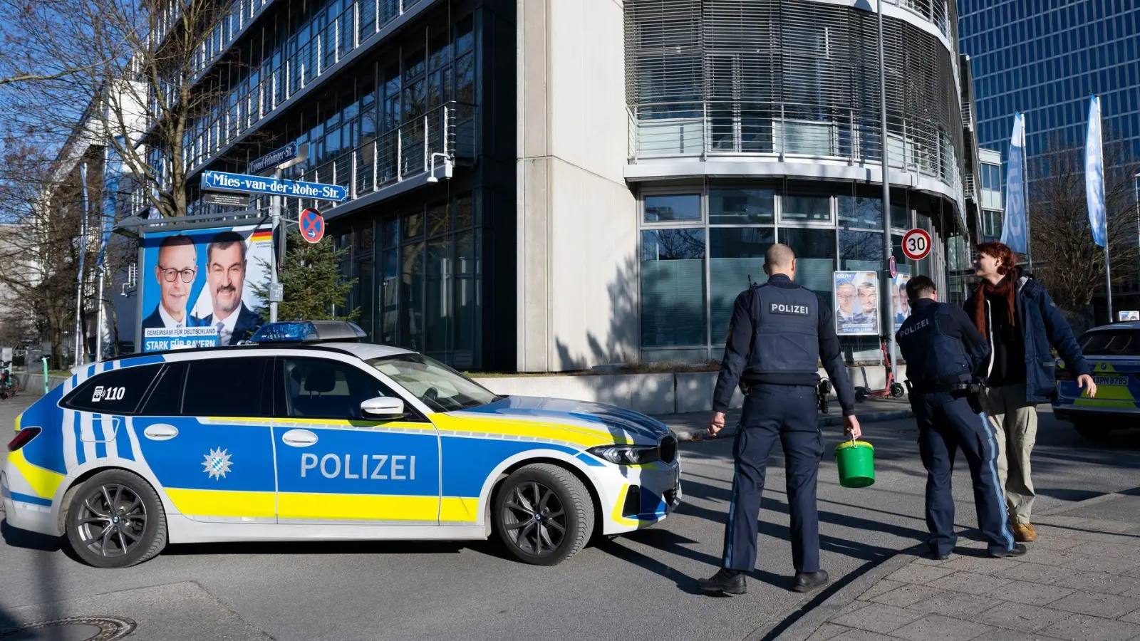 Wegen der Protestaktion waren mehrere Polizeistreifen an der CSU-Parteizentrale im Einsatz. (Foto: Sven Hoppe/dpa)