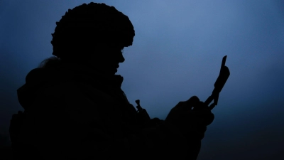 Auch wenn auf politischer Ebene über Frieden für die Ukraine gesprochen wird, gehen am Boden die Kämpfe weiter. (Foto: Julia Demaree Nikhinson/AP/dpa)