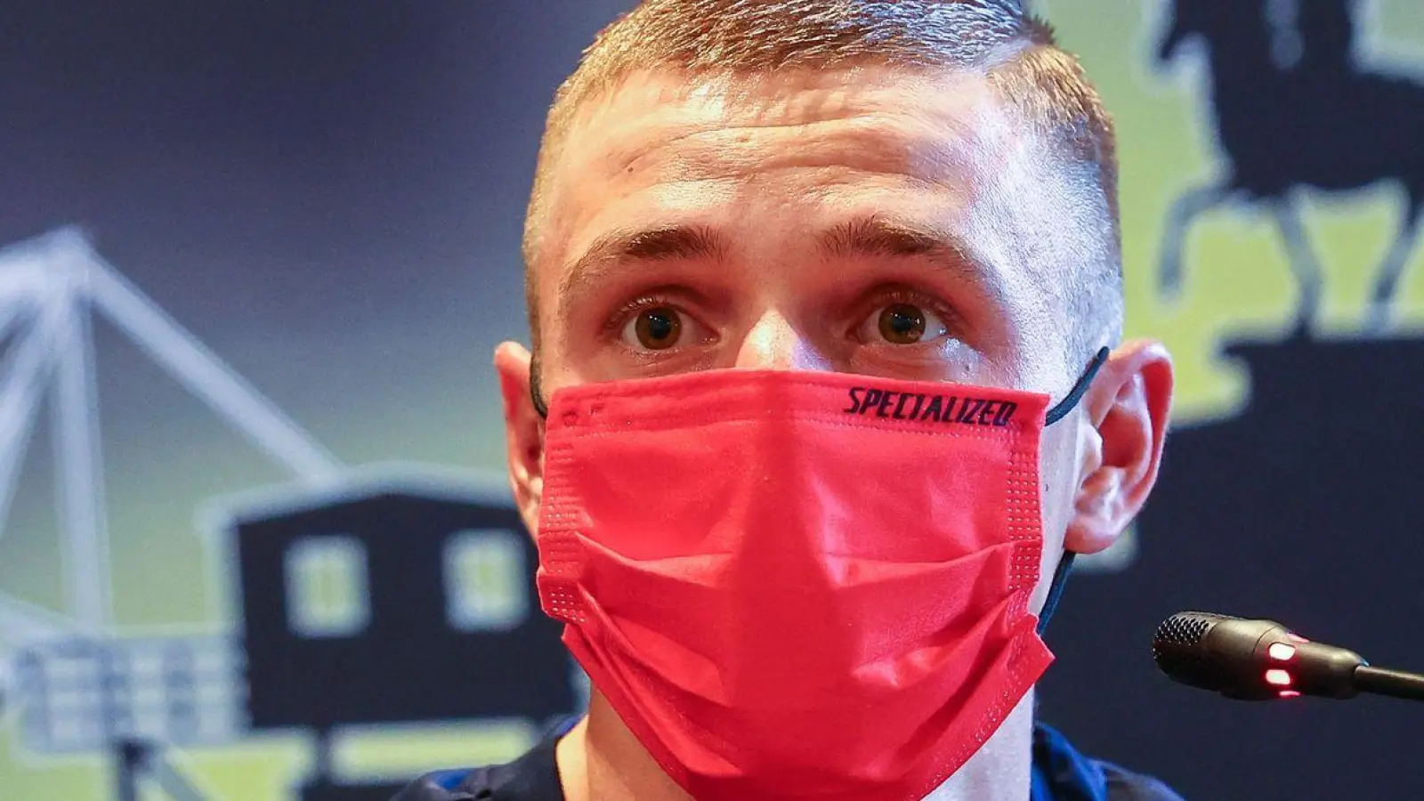 Der Belgier Remco Evenepoel saß bei der Pressekonferenz mit einer Maske. (Foto: David Pintens/Belga/dpa)