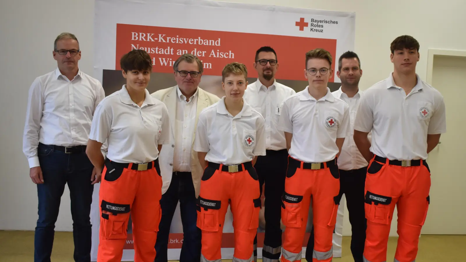 Ralph Engelbrecht, Harry Scheuenstuhl, Henning Schmidt und Wolfgang Knapp (hinten stehend von links) begrüßten gestern vier der fünf neuen Absolventen des Bundesfreiwilligendienstes (von links) Elisa Dehn, Franziska Reuther, Lukas Hertlein und Maximilian Tudor. (Foto: Ute Niephaus)