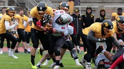 Fest zupacken für den dritten Tabellenplatz, so wie hier im Hinspiel, heißt es für die Franken Knights (in Weiß) gegen die Cowboys. (Foto: Thomas Lüdtke)