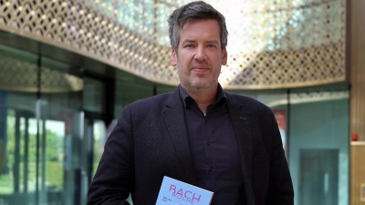 Vor dem Retti-Palais, dem neuen Festivalzentrum: Bachwochen-Intendant Johannes Mnich. (Foto: Thomas Wirth)
