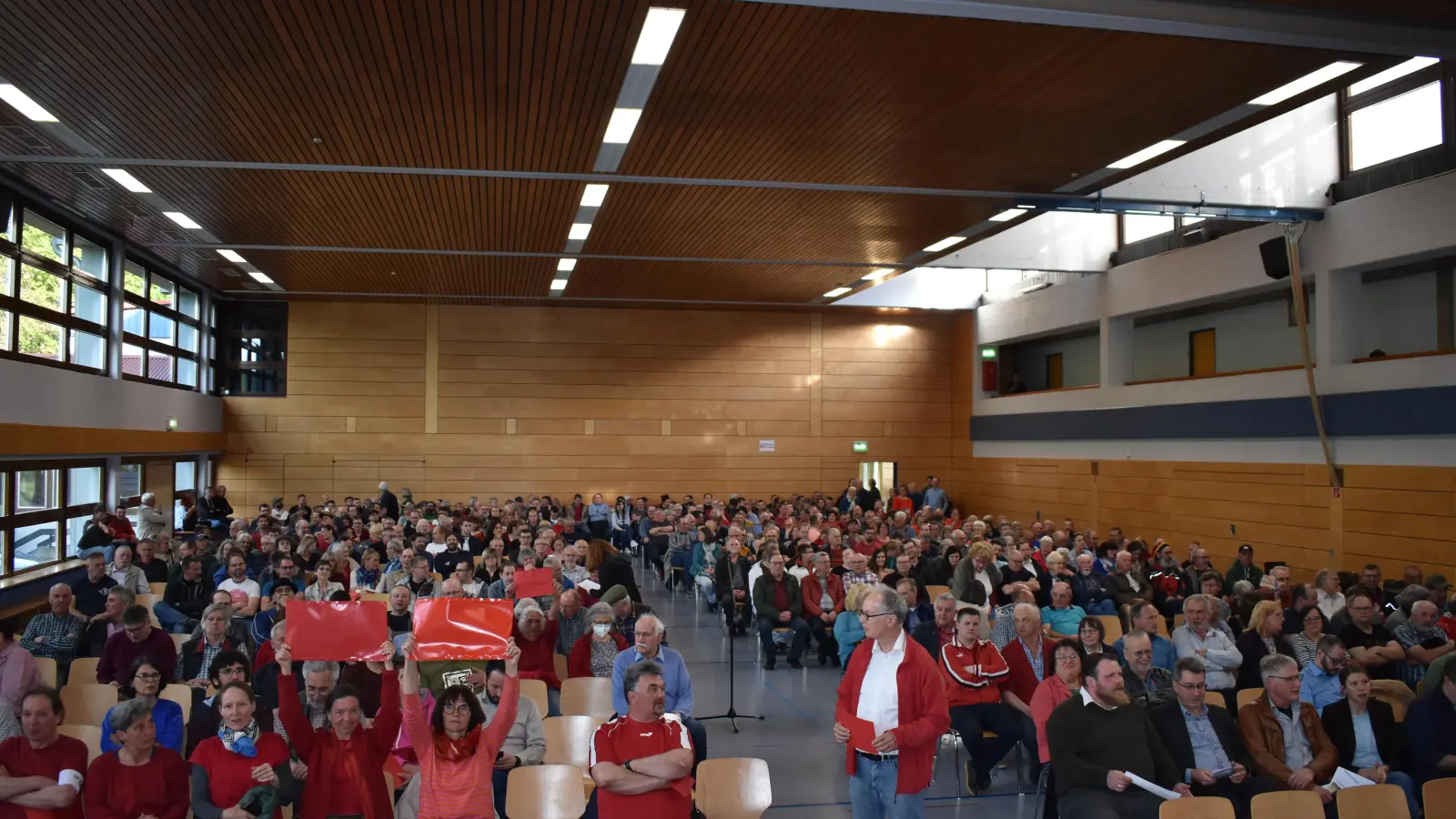 Bis auf wenige Plätze war die Mehrzweckhalle in Creglingen nahezu voll besetzt. Einige Gegner des möglichen Industriegebietes zeigten dem Vorhaben die rote Karte. Auch gekommen waren die Bürgermeister Florian Hirsch, Wolfgang Lampe, Heinrich Klein und Michael Pfanzer. (Foto: Ute Niephaus)