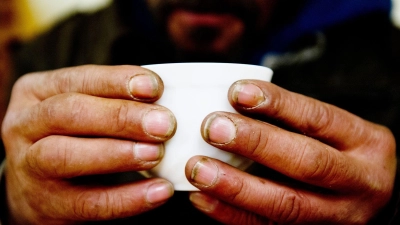 Ein obdachloser Mann in einem Nachtcafé. (Foto: Sebastian Kahnert/dpa)