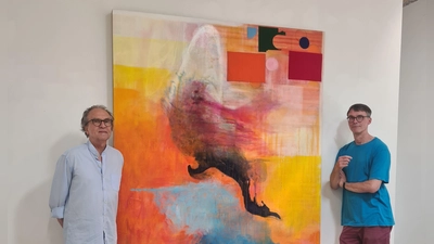 Joachim Kersten (links) malt gerne farbenfroh und gestaltet gemeinsam mit Gerhard Rießbeck eine Ausstellung. (Foto: Anna Franck)