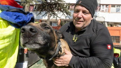 Der deutsche Rettungshundeführer Uwe Elze mit seiner Hündin Pia am Rande eines Trümmerfeldes in Kahramanmaras. (Foto: Boris Roessler/dpa)