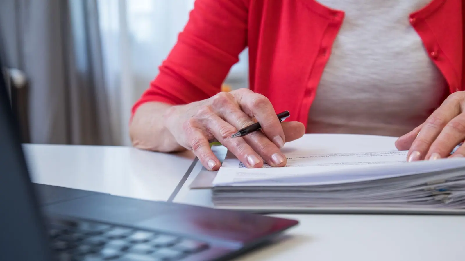 Unterlagen checken lohnt sich: Riester-Zulagen müssen meist aktiv beantragt werden. (Foto: Christin Klose/dpa-tmn)