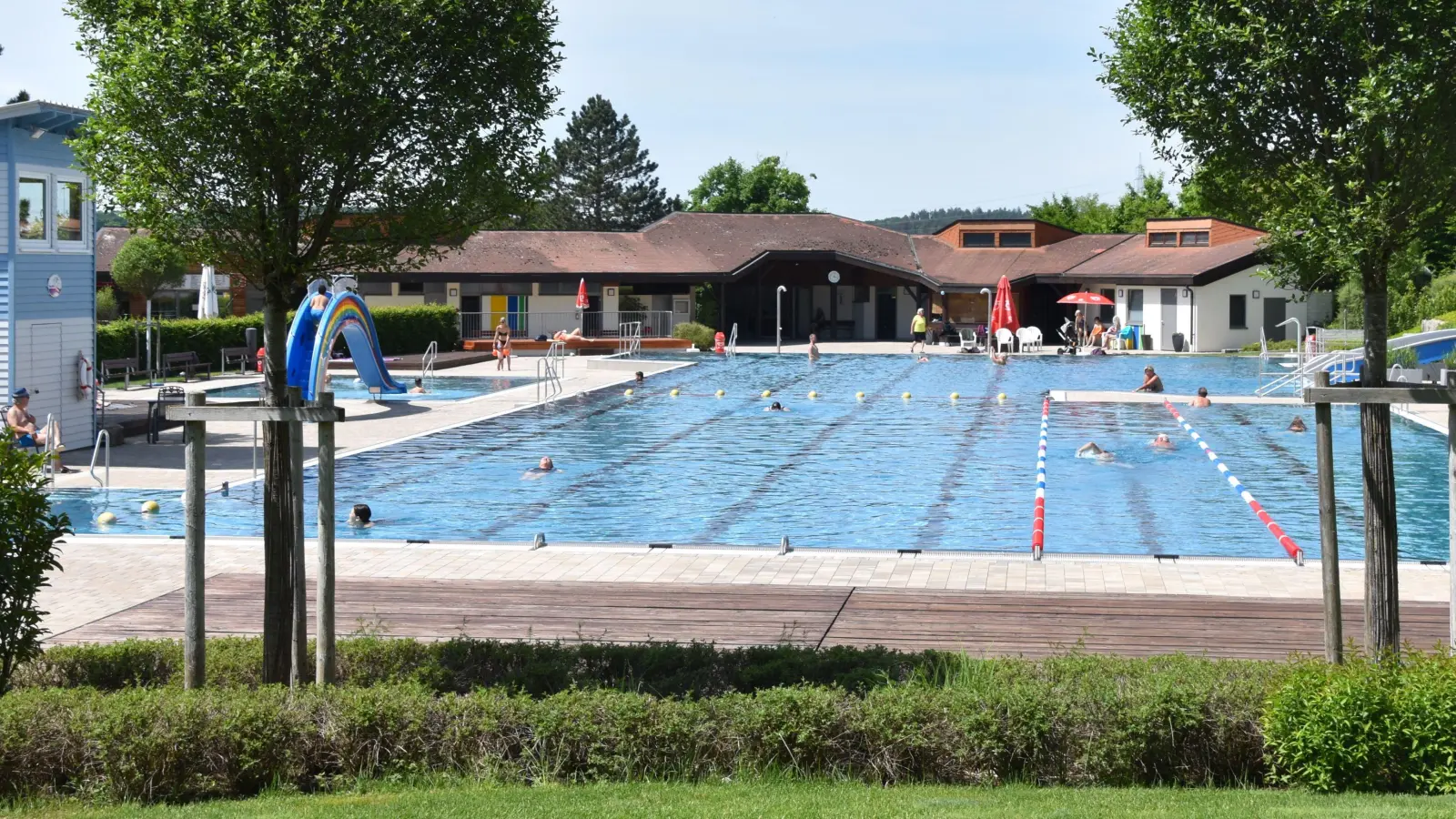 Das Scheinfelder Freibad mit seinem Betriebsgebäude, in dessen Nordflügel (im Foto rechts) ein Sanitärraum für Menschen mit Behinderung geplant ist. (Foto: Andreas Reum)