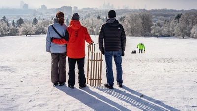 Beim ersten Schnee geht es für viele zum Rodelhang um die Ecke. (Foto: Frank Rumpenhorst/dpa/dpa-tmn)