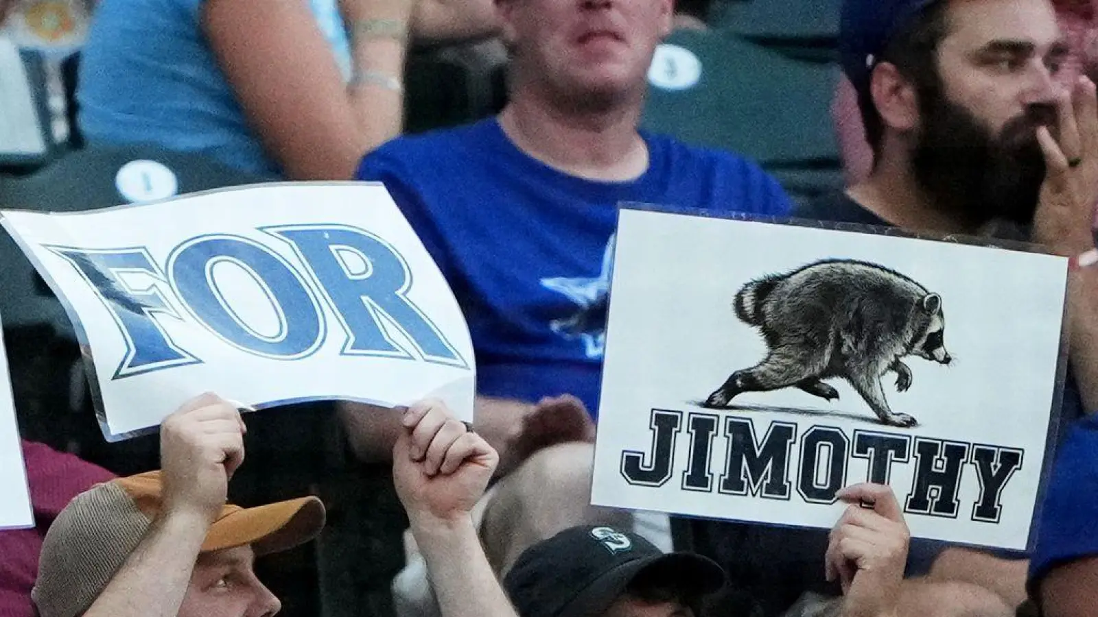 „Do it for Jimothy“: Selbst bei einem Baseballspiel der Seattle Mariners wurde der knubbelige Waschbär gefeiert. (Foto: Lindsey Wasson/AP/dpa)