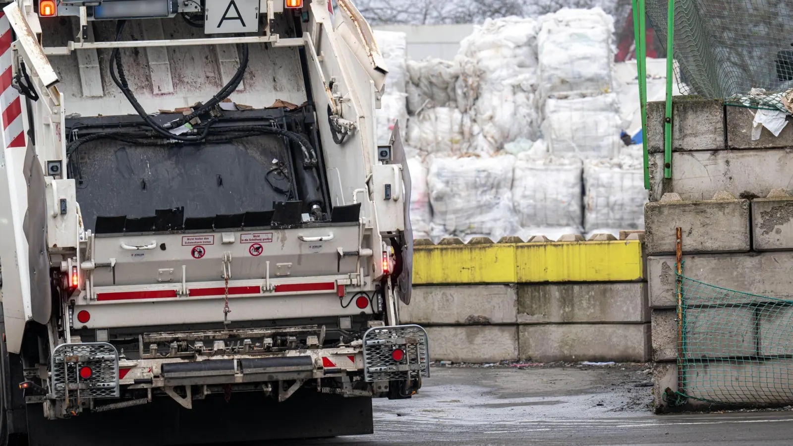 Der Säugling wurde im Bauschutt gefunden. (Foto: Sina Schuldt/dpa)