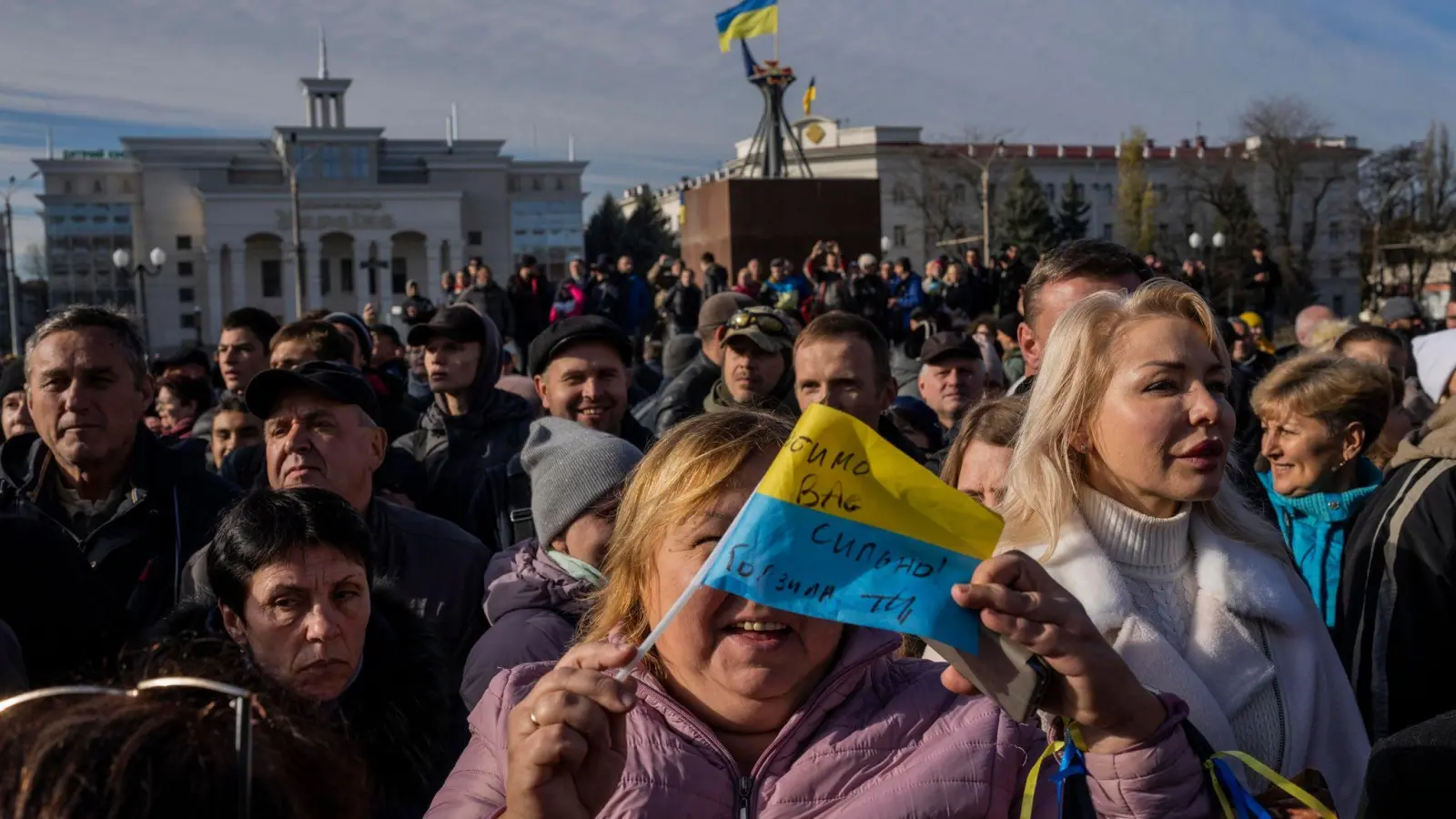 Anwohner versammeln sich während eines Besuchs des ukrainischen Präsidenten Wolodymyr Selenskyj in Cherson. (Foto: Bernat Armangue/AP/dpa)