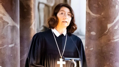 Christina-Maria Bammel - hier bei einer Predigt in Berlin - leitet künftig Landeskirche in Braunschweig. (Archivfoto) (Foto: Christoph Soeder/dpa)
