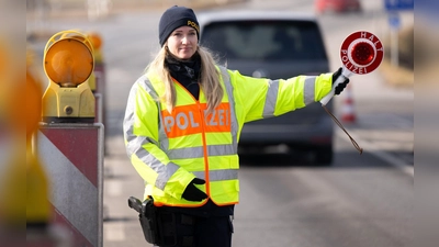 Wann immer die bayerische Grenzpolizei Aufgaben des Bundes übernimmt, etwa an Flughäfen oder direkt an den Grenzen, müsste der Bund dafür zahlen - der ORH fordert das Innenministerium auf, darüber mit Berlin zu verhandeln. (Archivbild) (Foto: Sven Hoppe/dpa)