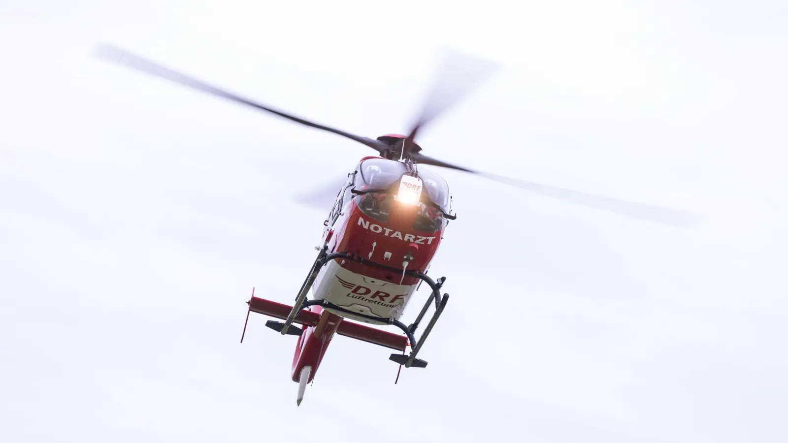 Ein Rettungshubschrauber setzt zur Landung an. (Foto: Marijan Murat/dpa/Symbolbild)