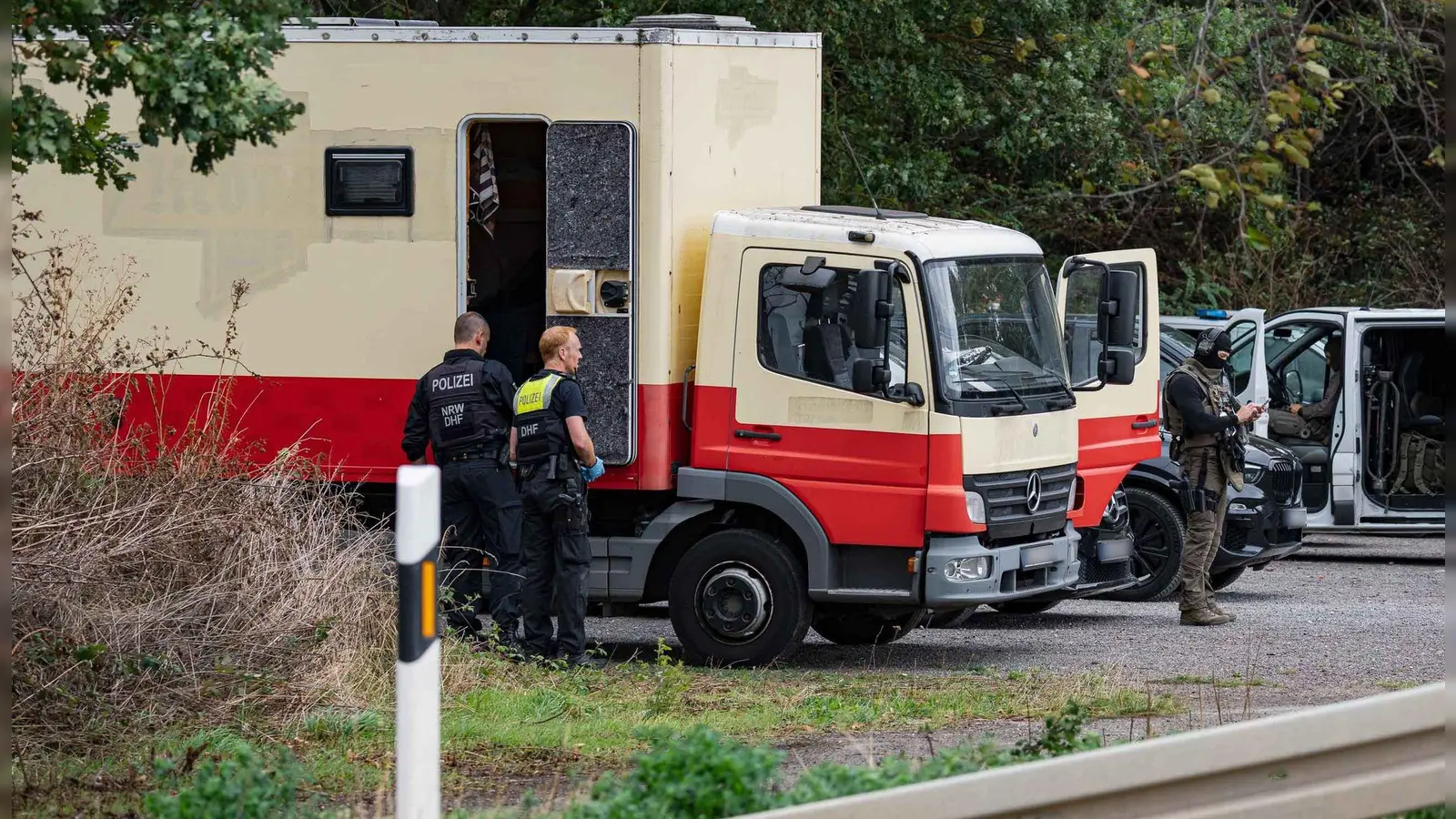 Dieser zu einem Wohnwagen umgebaute Lkw soll dem Tatverdächtigen gehören. (Foto: Daniel Evers/WupperVideo/dpa)