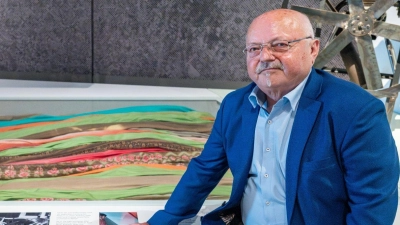 Günter Wetzel sitzt im Haus der Bayerischen Geschichte an einer Vitrine. (Foto: Armin Weigel/dpa)