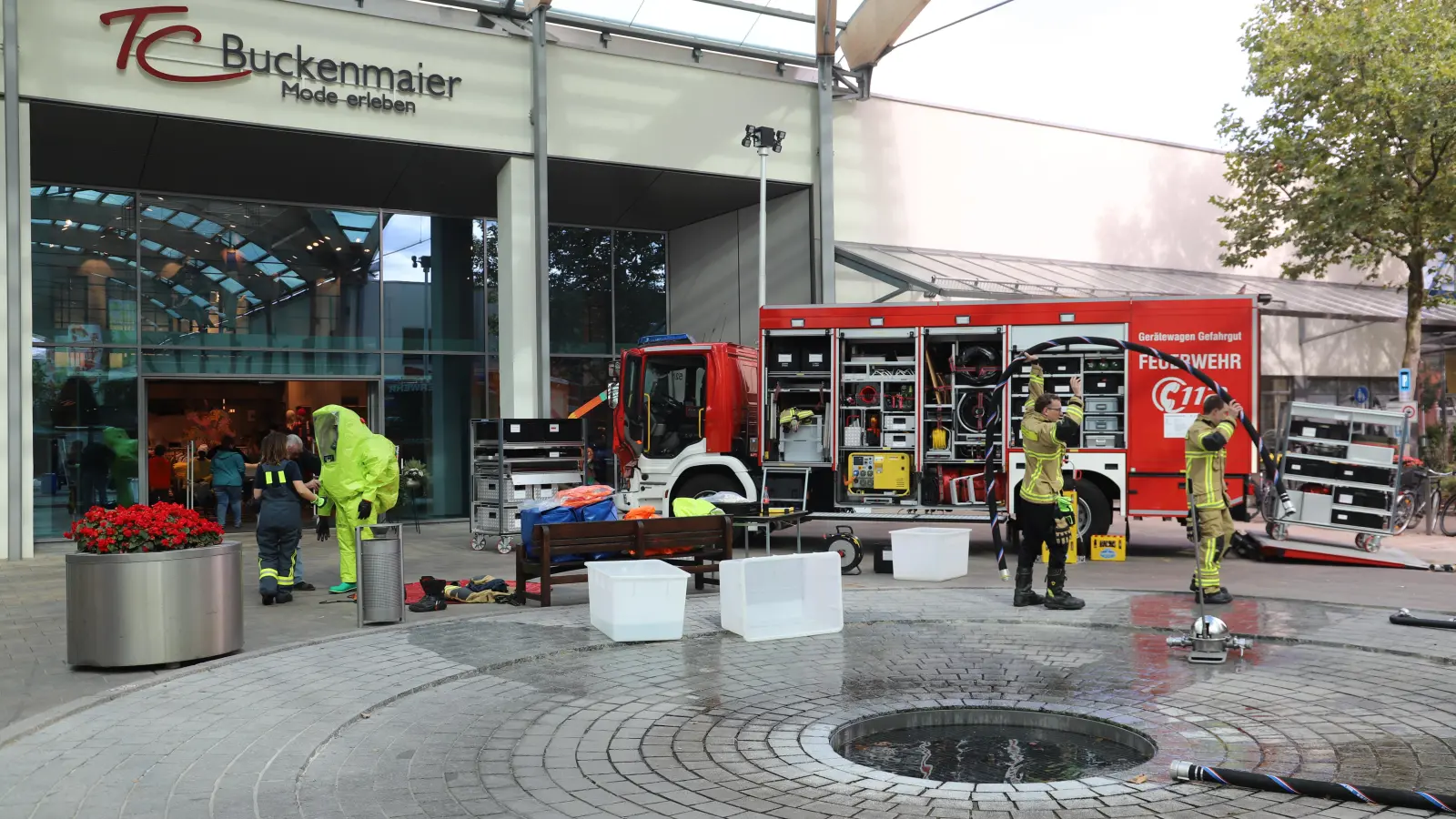 Rund um den Schregle-Brunnen im Brücken-Center ist der Gefahrgutbereich aufgebaut. (Foto: Oliver Herbst)