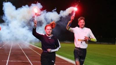 Auf der Ehrenrunde: Die Elite-Sieger Eva Dieterich und Tobias Tent. (Foto: Theo Kiefner)