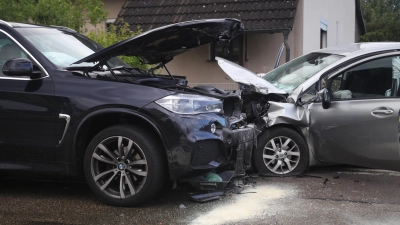 Nach einem Zusammenprall im Steinweg in Leutershausen mussten beide Fahrzeuge abgeschleppt werden. Die Fahrer wurden leicht verletzt. (Foto: NEWS5 / Markus Zahn)