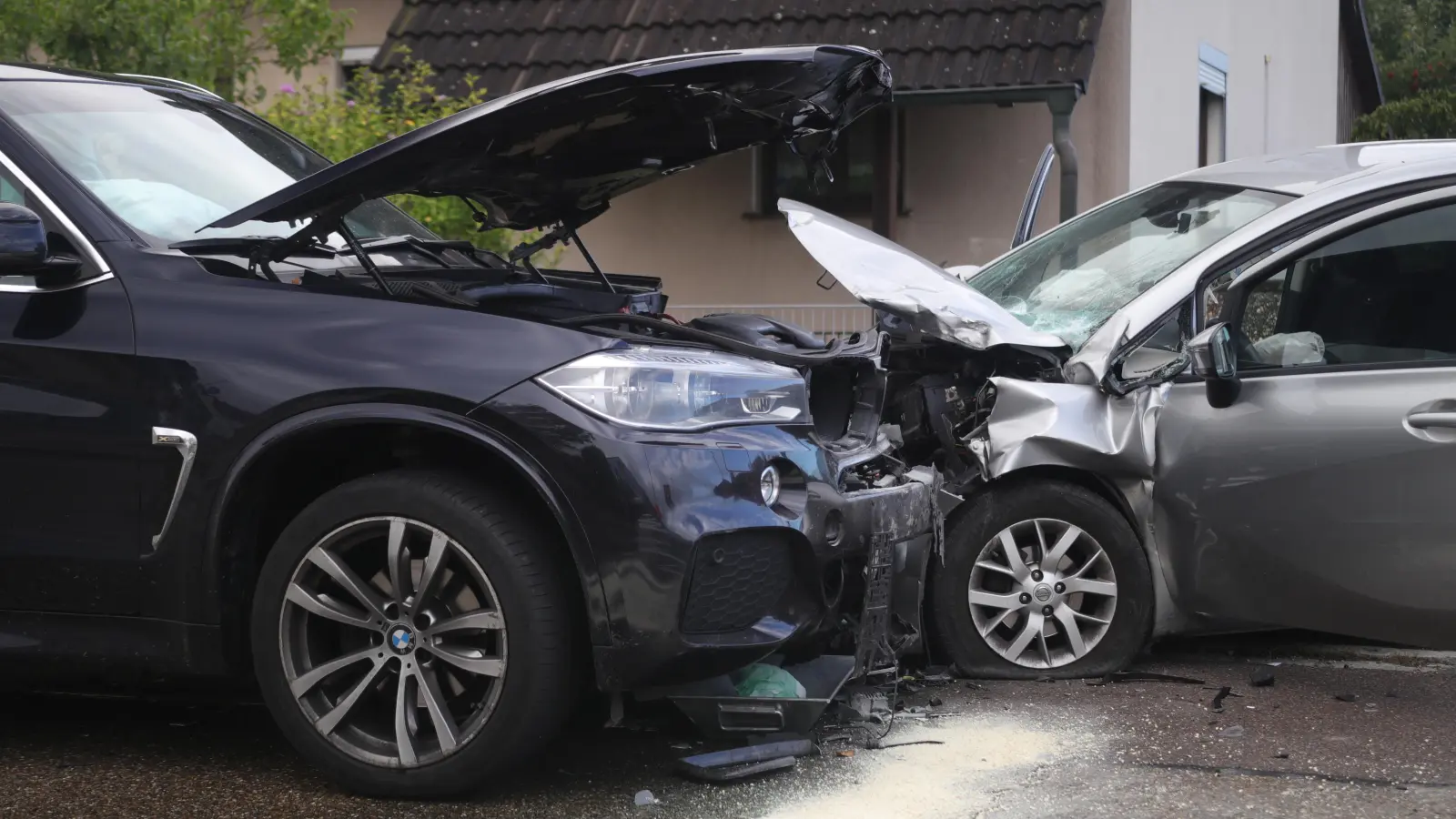 Nach einem Zusammenprall im Steinweg in Leutershausen mussten beide Fahrzeuge abgeschleppt werden. Die Fahrer wurden leicht verletzt. (Foto: NEWS5 / Markus Zahn)