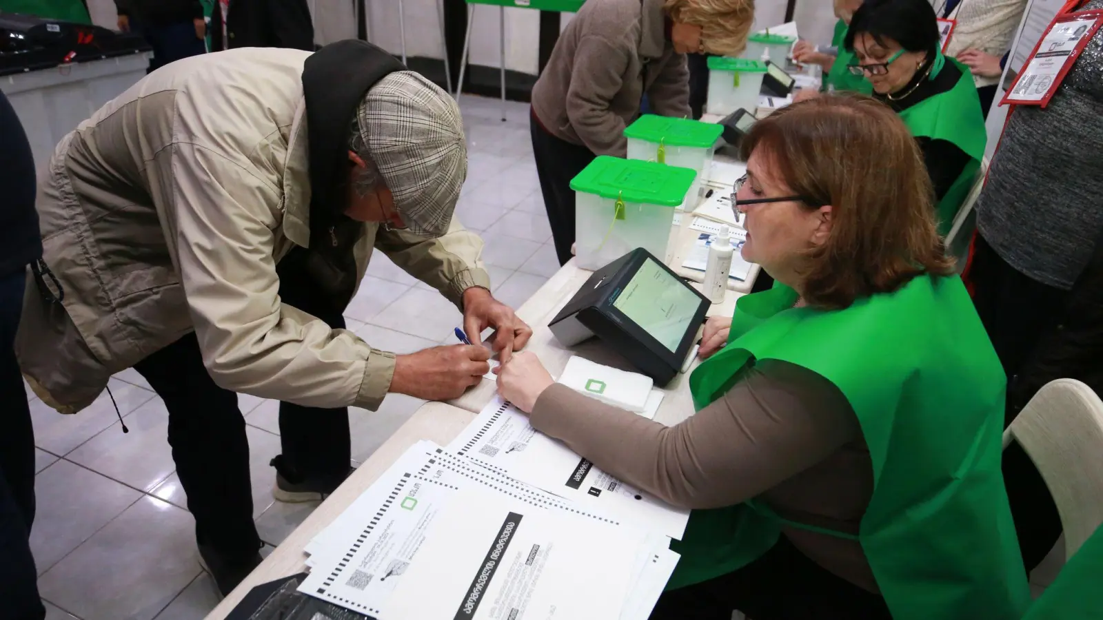 In Georgien haben die Menschen bei der Parlamentswahl über die Zukunft des Landes abgestimmt.  (Foto: Zurab Tsertsvadze/AP/dpa)