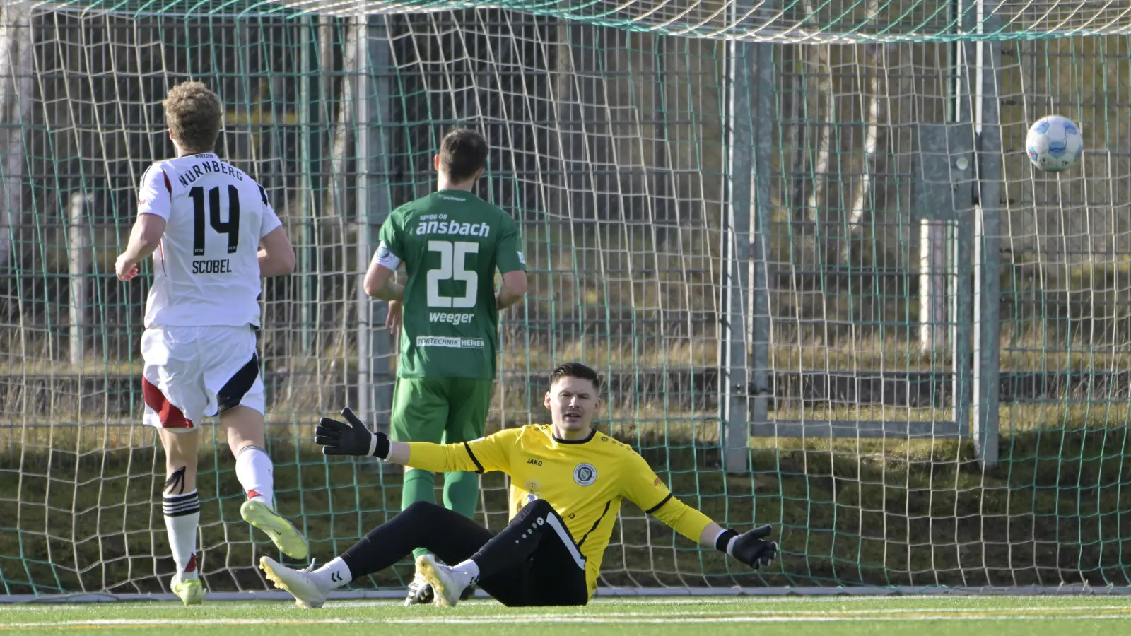 Der Ball zappelt zum 0:2 im Netz. Torschütze war der Neu-Nürnberger Piet Lasse Scobel (links), der den Ansbachern Eric Weeger und Torhüter Sebastian Heid das Nachsehen gab. (Foto: Martin Rügner)