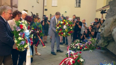 Zum Abschluss des Sudetendeutschen Tags wurden an einem ehemaligen Gestapo-Gefängnis Kränze und Blumen niedergelegt. (Foto: Michael Heitmann/dpa)