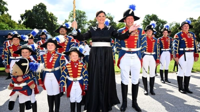 Landtagspräsidentin Ilse Aigner grüßt beim Landtags-Empfang am Schloss Schleißheim. (Foto: Felix Hörhager/dpa)