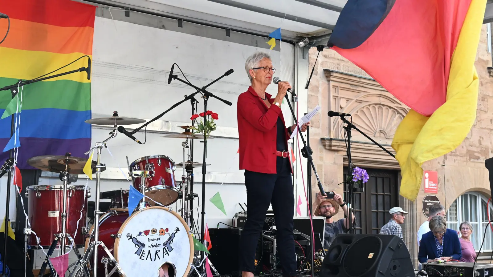 Hiltrud Zimmermann hat die Versammlungsleitung für das „Ansbacher Bündnis für Demokratie, Menschenwürde und Zusammenhalt”.  (Foto: Luca Paul)