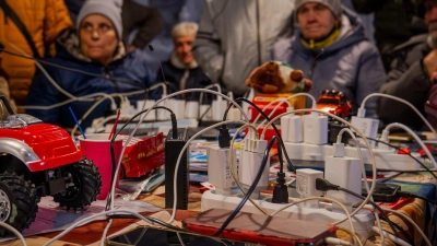 Russische Luftangriffe haben in mehreren Regionen der Ukraine die Stromversorgung unterbrochen. (Foto: Dan Bashakov/AP/dpa)