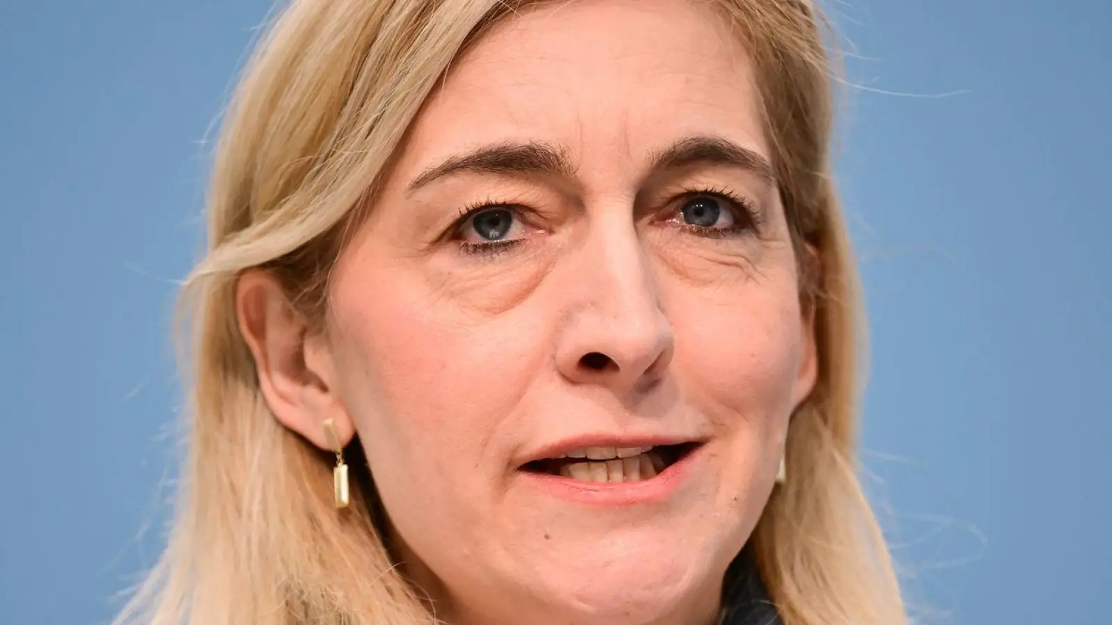 „Wir haben ein Milliardenloch in der gesetzlichen Krankenversicherung, und wenn wir das jetzt nicht schließen und wenn wir nichts gegen die steigenden Beiträge tun, dann haben alle höhere Belastungen“, sagte Warken. (Archivbild) (Foto: Sebastian Christoph Gollnow/dpa)